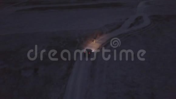 男人和狗在冬天的路上奔跑汽车在他们的身后开车视频的预览图