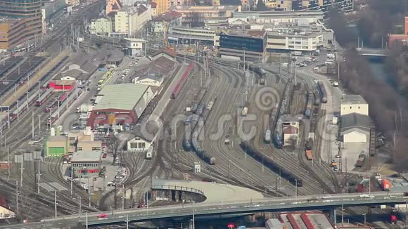 繁忙火车站火车上的俯视图视频的预览图