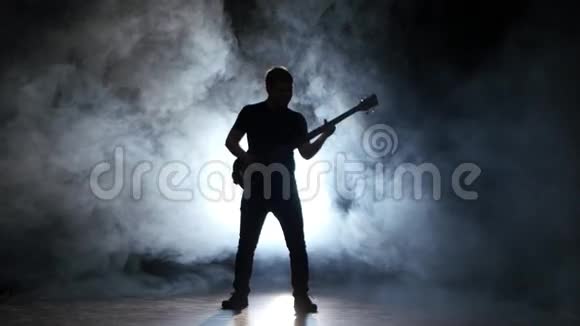 低音吉他手在演奏乐器时跪下视频的预览图
