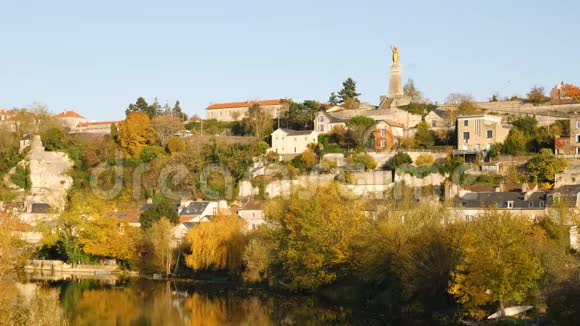 波蒂埃斯风景法国城市在秋天拍摄的视频的预览图