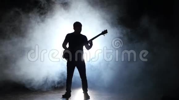 音乐家边跳边弹低音吉他黑暗与烟雾视频的预览图