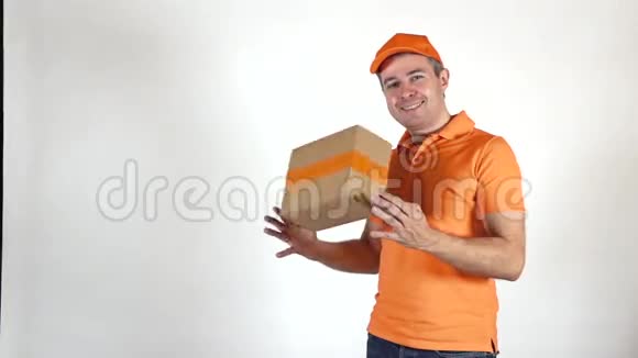 送货员穿着橙色制服扔了一个小包裹浅灰色背景超级慢镜头视频的预览图