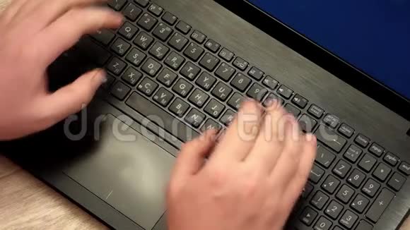 男人用手在笔记本电脑上打字许多心脏符号飞向相机视频的预览图