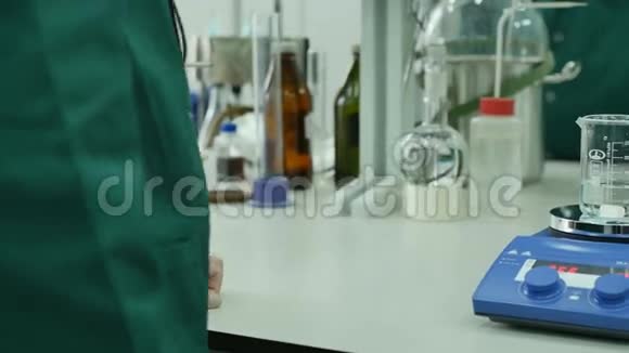 化学实验室的鳞片视频的预览图