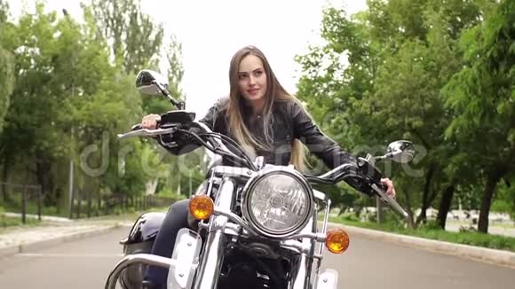 年轻女孩坐在摩托车后面视频的预览图