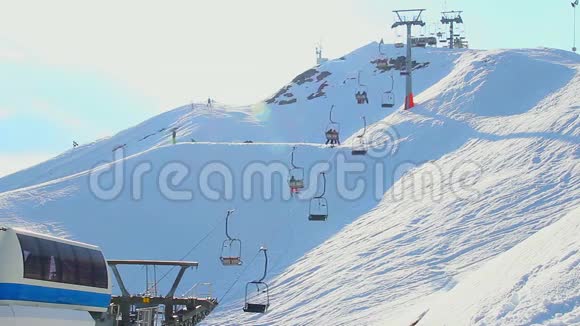 缆车让游客滑雪者沿着阿尔卑斯山雪山前进视频的预览图