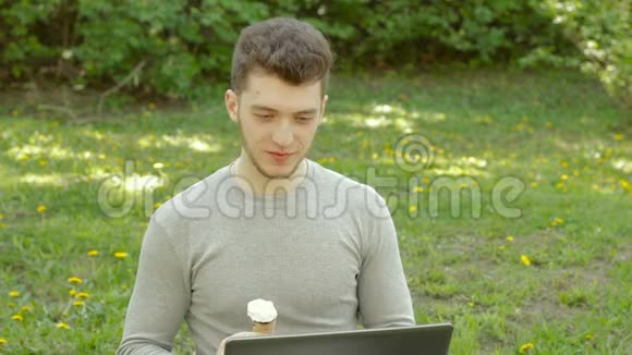 公园里的人用电脑工作吃冰淇淋视频的预览图