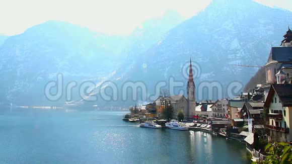 奥地利阿尔卑斯山哈尔斯塔特村湖边视频的预览图