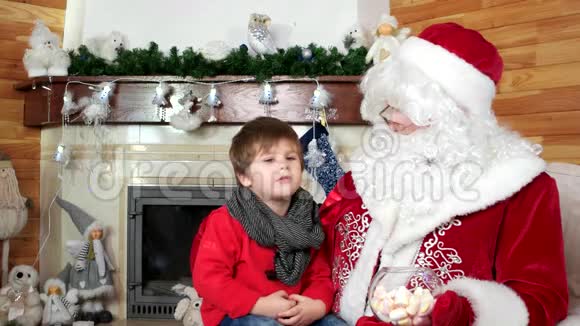 小男孩告诉圣诞老人他的圣诞愿望房间带壁炉男孩参观圣诞老人的住所视频的预览图