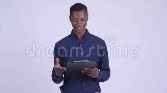 年轻的非洲商人一边看剪贴板一边说话视频的预览图