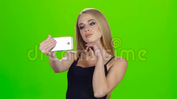 在智能手机摄像头上金发女孩自拍绿色屏幕视频的预览图