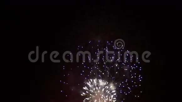 背景最鲜艳的颜色颜色娱乐活动烟火喷泉美丽的夜空闪耀的天空视频的预览图