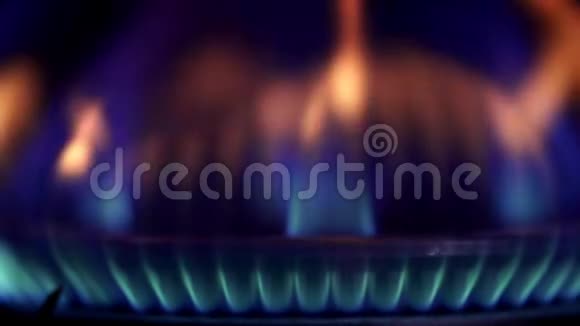 炉子顶部燃烧器点燃成蓝色烹饪火焰慢动作120fps快关门视频的预览图