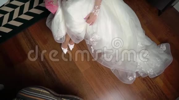 新娘穿上她结婚时穿的白色高跟鞋视频的预览图