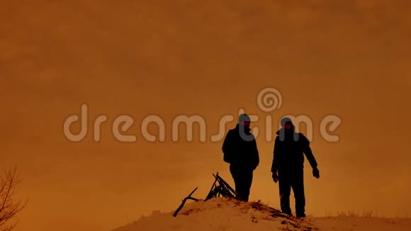 两个旅游幸福旅行者西罗瓦特冬天站在山上游客攀登一座生活方式之山视频的预览图