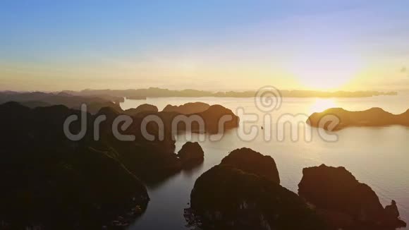 日出时带岛式剪影的海景海湾视频的预览图