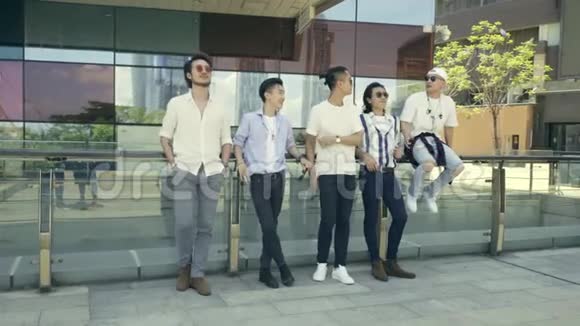 年轻的亚洲成年人在街上闲逛视频的预览图