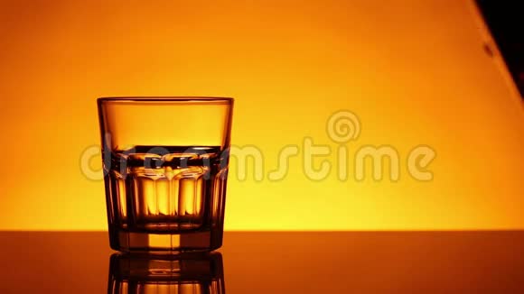 盛满威士忌的玻璃杯一把小麦倒在玻璃旁边视频的预览图