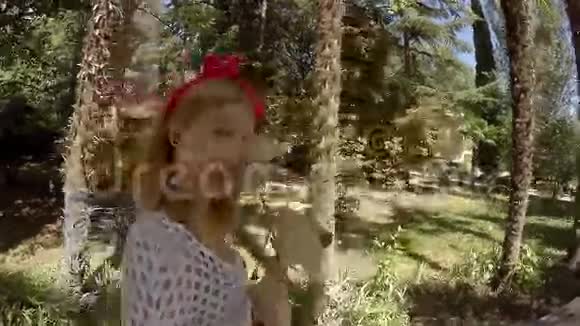 夏天公园里有叶子散步的小女孩克里米亚a视频的预览图