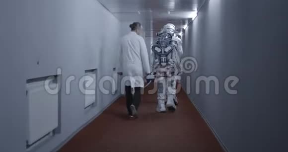 宇航员沿着走廊走视频的预览图