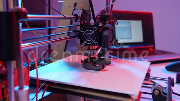现代生产技术的概念3D打印机打印数字特写视频的预览图