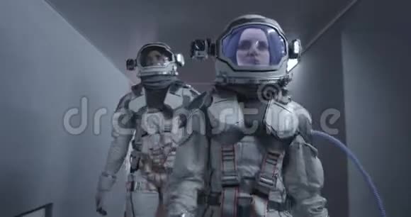 宇航员沿着走廊走视频的预览图