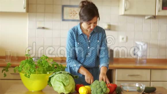 厨房里的一个女孩正在尝试胡萝卜她心情很好素食主义的好处和危害视频的预览图