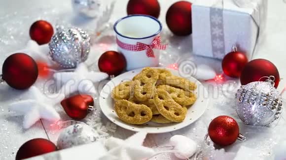圣诞节装饰银礼品红泡泡自制饼干和牛奶视频的预览图