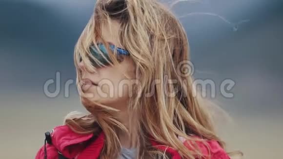 一位戴太阳镜的年轻女游客的特写肖像女游客视频的预览图