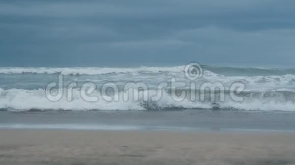 暴风雨来临前巴厘岛上的海景大浪视频的预览图