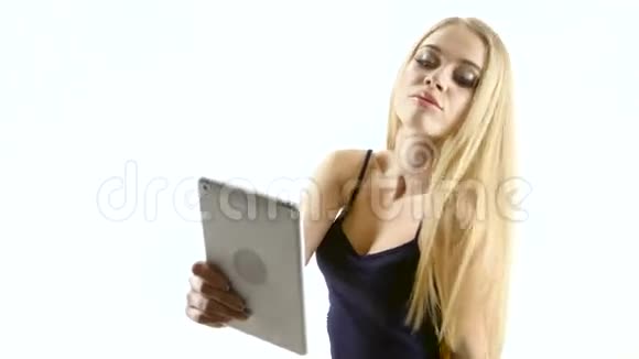 封面女孩用平板电脑制作自拍照片怀特工作室视频的预览图