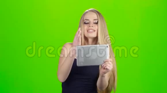 金发女孩用平板电脑相机拍摄各种照片视频的预览图