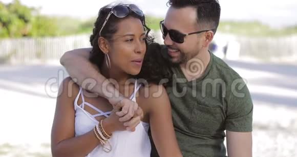 一对美丽的情侣拥抱在海岸线上视频的预览图