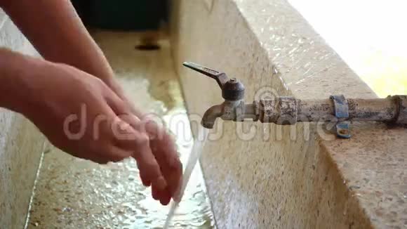 男人洗他的手视频的预览图