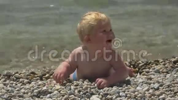 在海边快乐的小男孩视频的预览图