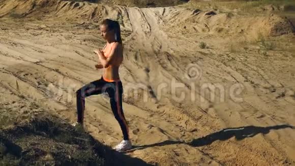 年轻漂亮的女士做运动锻炼视频的预览图