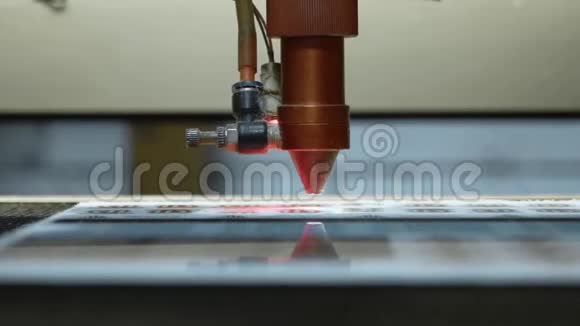 数控激光切割机在工作亚克力塑料切割特写视频的预览图