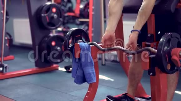 健美运动员在健身房做杠铃运动实时拍摄视频的预览图