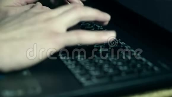 年轻人在笔记本电脑上打字视频的预览图