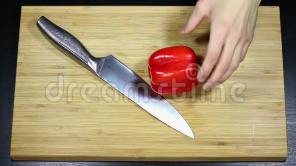 在切割红辣椒的切割板上视频的预览图