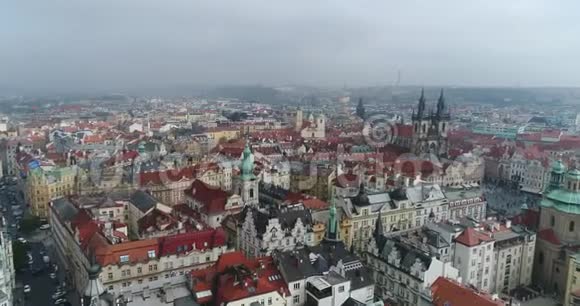 古老的城市从上面俯瞰飞过古老的城市旧房子的红色屋顶视频的预览图