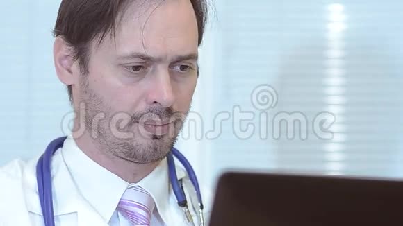 医生用手机写一封信一位医生在办公室工作视频的预览图