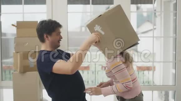 妻子和丈夫在新房子里玩盒子视频的预览图