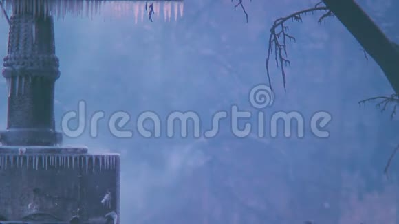 冬季冰柱蒸汽在零下冒泡视频的预览图