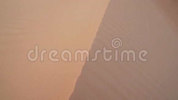 日落前风在美丽的沙丘上追逐沙粒阿联酋的股票视频的预览图
