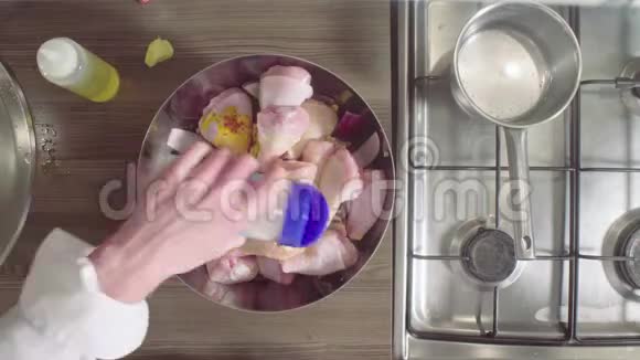 厨师用洋葱姜和橘子煮鸡肉视频的预览图