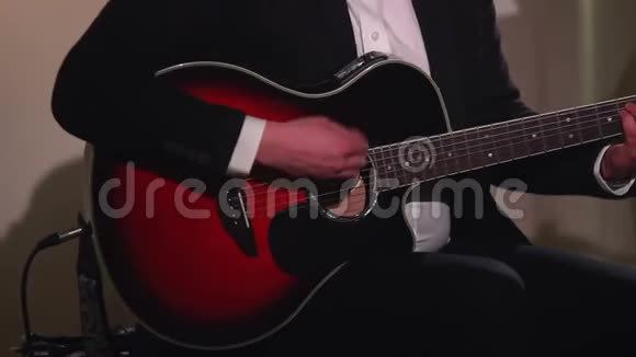 吉他演奏人音乐音乐会表演红色古典视频的预览图