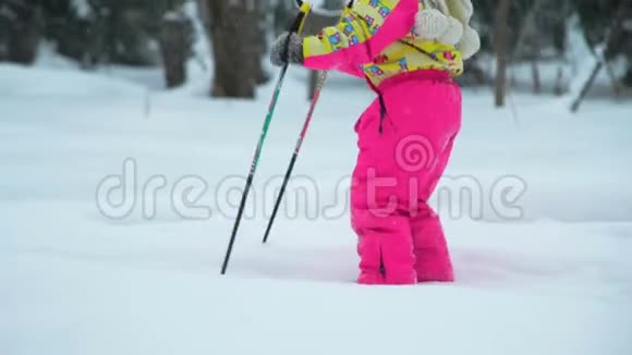 小女孩在雪天滑雪视频的预览图