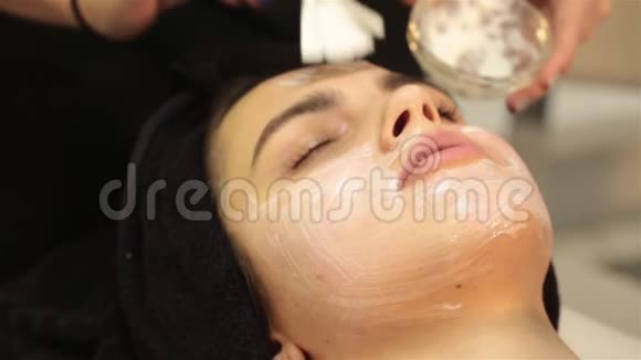 去脸面膜水疗美容治疗护肤水疗沙龙美容师为女性提供面部护理视频的预览图