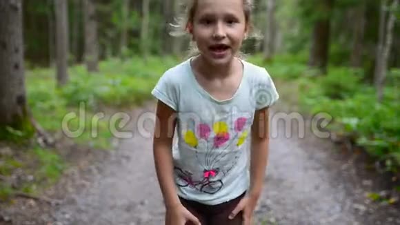 小女孩在森林里奔跑邀请一起奔跑视频的预览图